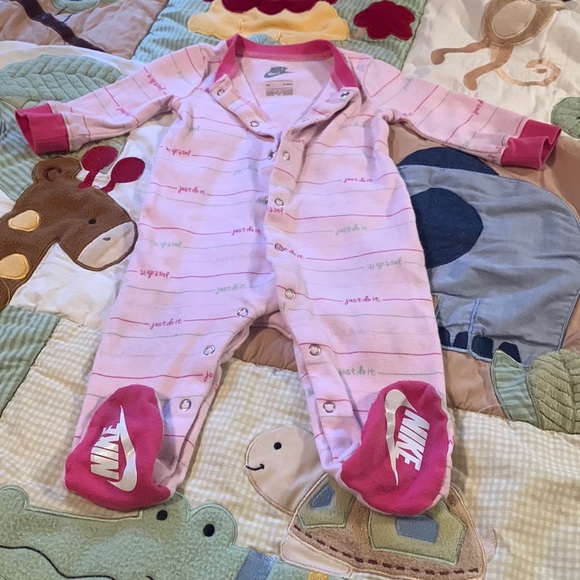 🏷️ 3 for $10 
long sleeve onesie - Picture 2 of 9